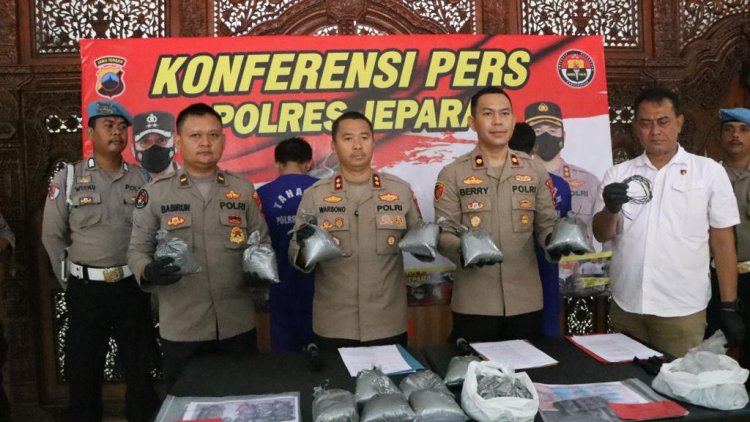 Polisi Jemput Dua Pemuda Penjual Bahan Peledak via Online