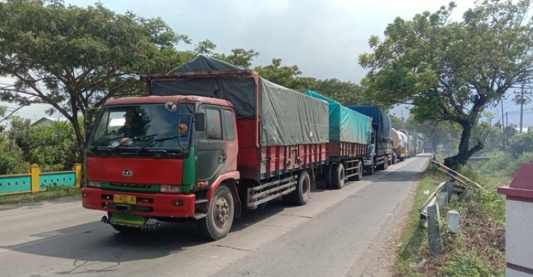 Jalur Pantura Juwana Pati-Rembang Macet Parah, Sopir Harus Bermalam di Jalan
