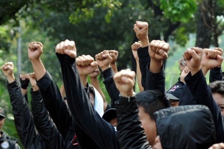 Demo Tolak UU Ciptaker di Makassar Diwarnai Bentrokan, Satu Ditangkap