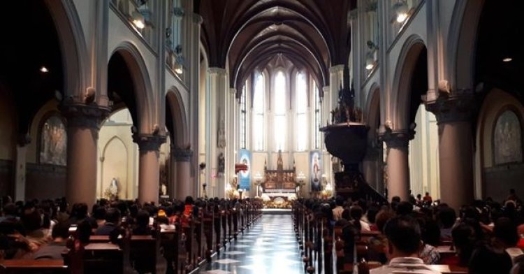 Ribuan Umat Katolik Hadiri Misa Jumat Agung di Gereja Katedral Jakarta Pusat