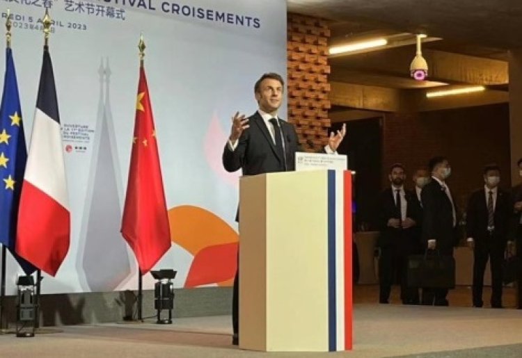 Presiden Prancis Macron Berjabat Tangan dengan Aktor Huang Bo