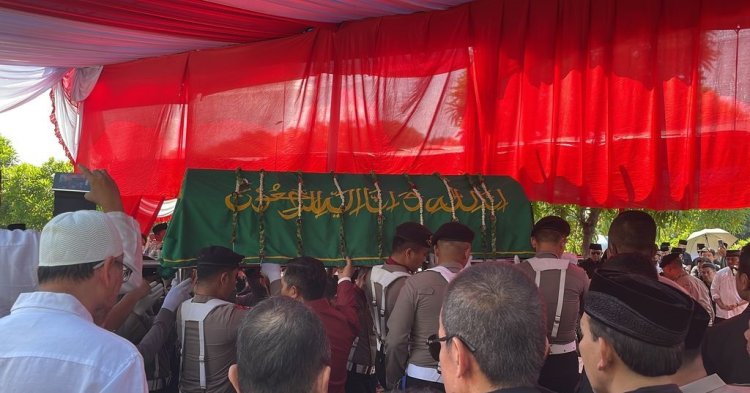Jenazah Istri Wakapolri Komjen Gatot Eddy Pramono Dimakamkan di TPU Joglo Jakbar Pagi Tadi