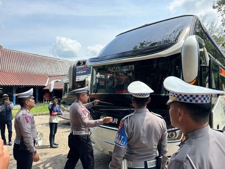 Satlantas Polres Sumenep Cek Kesiapan Armada Bus di Terminal Arya Wiraraja
