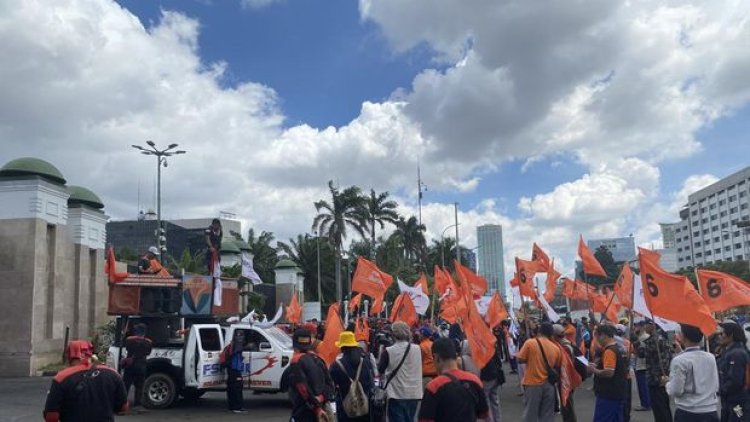 Partai Buruh Gelar Demo di Depan Gedung DPR RI Siang Ini, Jalan Gatot Subroto Arah Slipi Macet