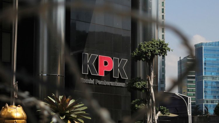 KPK Menemukan Uang Ratusan Juta Rupiah hingga Ribuan Dolar dalam OTT di Semarang