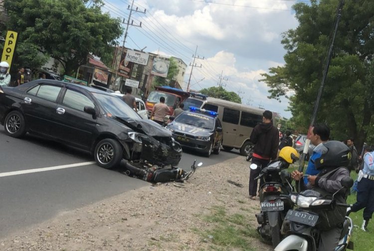 Hendak Putar Balik, Mobil Dokter Ringsek Ditabrak Honda CB di Jalan Raya Maospati - Madiun