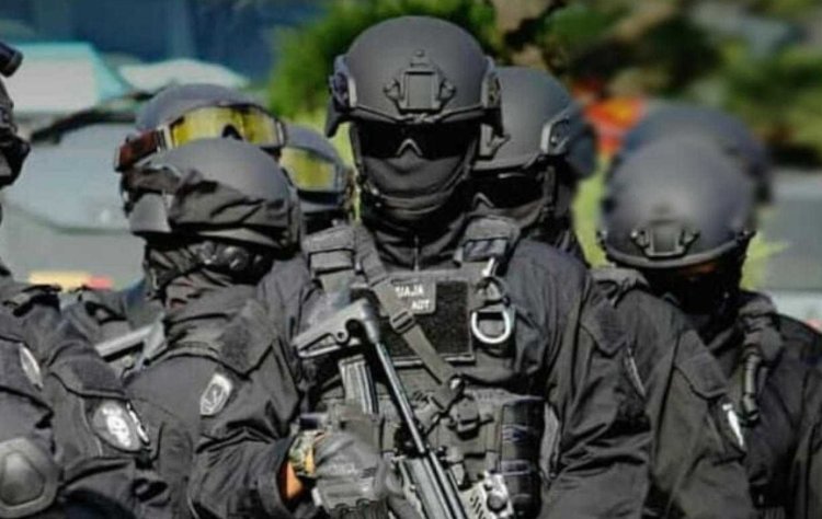 Densus 88 Antiteror Geledah Rumah Istri Terduga Teroris di Blitar, 2 Senjata Laras Panjang Disita