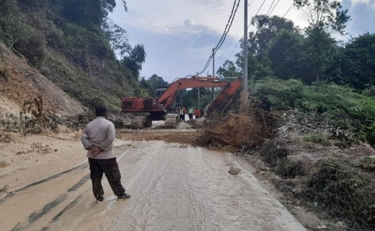 Jalan Sumbar-Riau Putus Akibat Longsor Parah hingga Tak Bisa Dilewati
