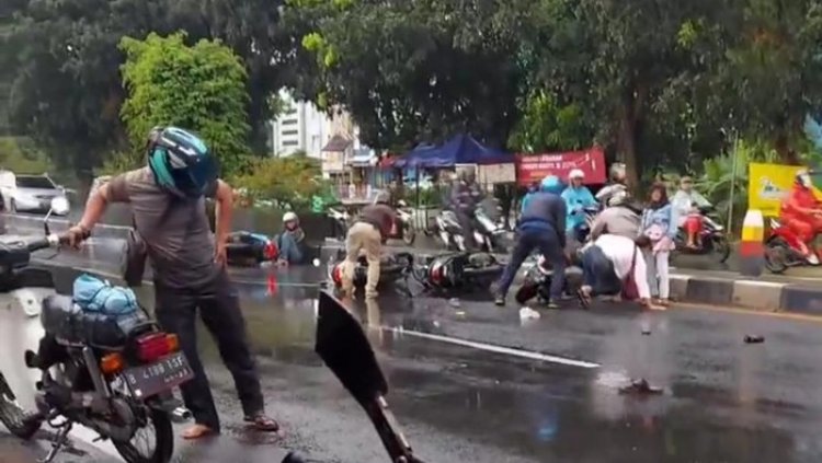 Viral! Sejumlah Pemotor Terjatuh di Jalan Raya Bogor Cibinong Gegara Jalanan Basah