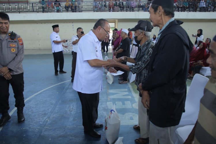 Sekretaris Daerah Kabupaten Asahan Serahkan Bantuan Beras Kepada Kaum Dhu'afa