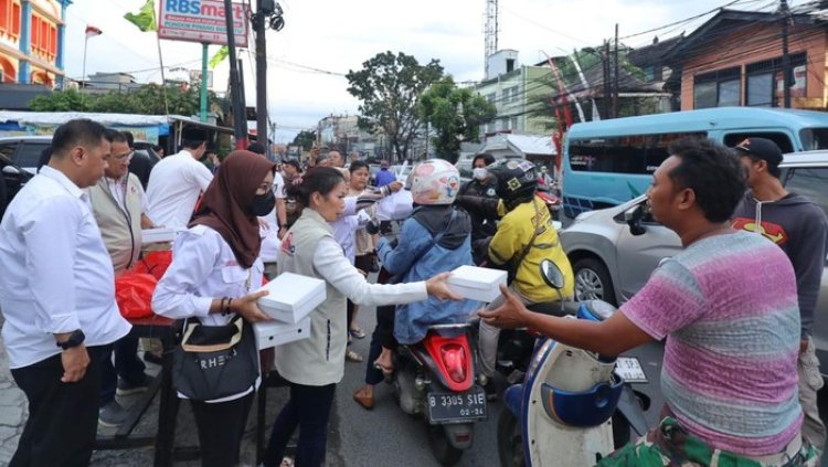 Relawan Sandiuno Bagikan Ratusan Makanan Gratis ke Pengendara