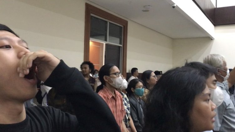 Pendukung Haris Azhar dan Fatia Maulidiyanti Nyanyikan Lagu Indonesia Raya Saat Hakim Memasuki Ruang Sidang