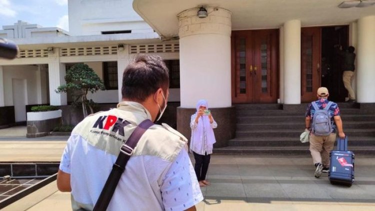 KPK Geledah Ruangan Balai Kota Bandung Terkait Kasus Yana Mulyana