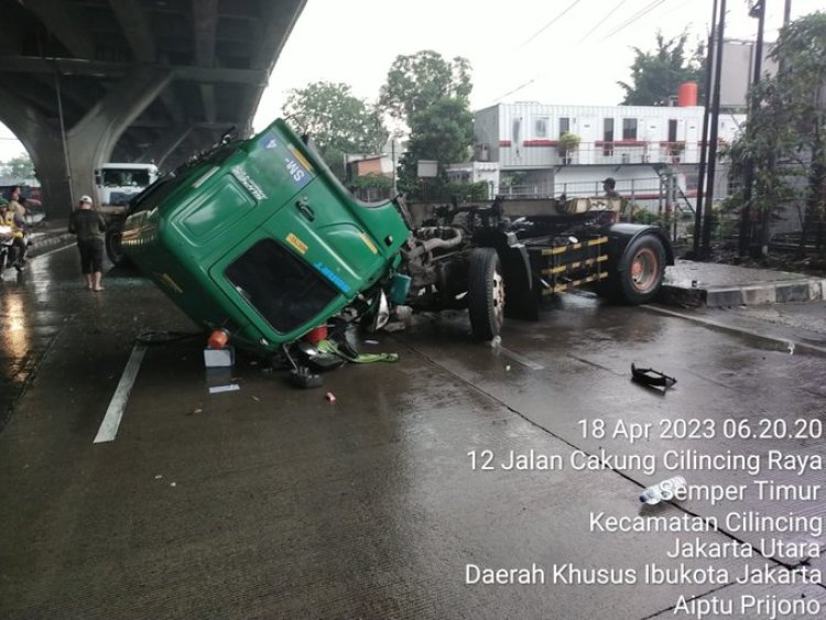 Truk Alami Kecelakaan Tunggal di Jl Cakung Cilincing Jakut, Lalin Sekitar Terganggu