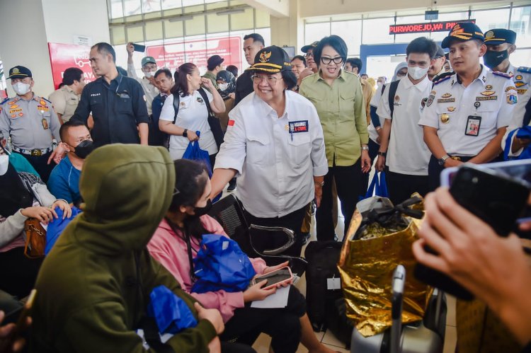 Pantau Arus Mudik di Terminal Pulo Gebang Menteri LHK Ingatkan Mudik Minim Samapah