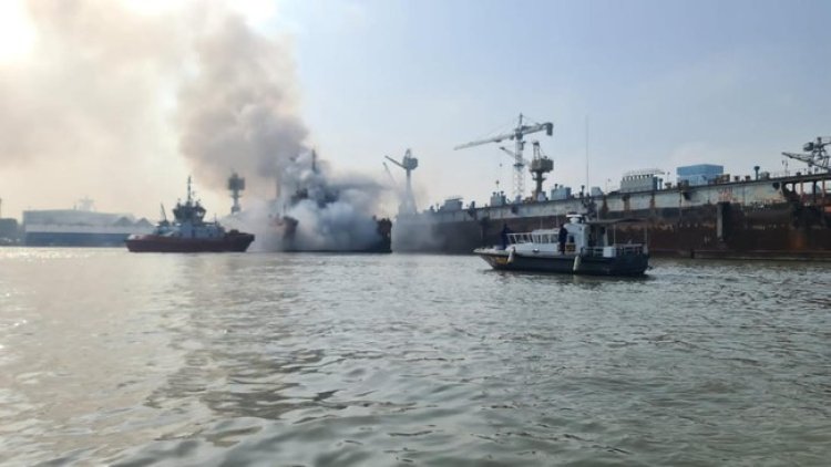 Kapal Motor Terbakar saat di Perairan Surabaya