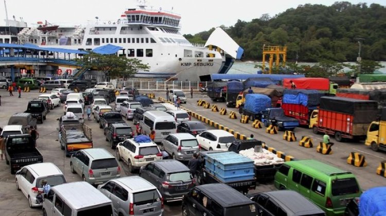 Antrean Kendaraan di Pelabuhan Merak Masih Belum Terurai hingga Jelang Sore