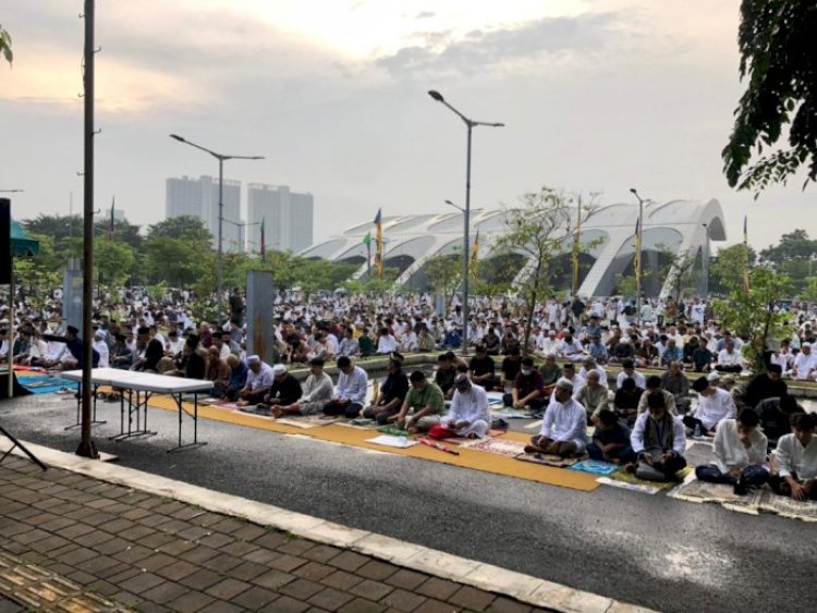 Salat Idul Fitri 1444 Hijriah di Jakarta International Equestrian Park Digelar Ditengah Hujan