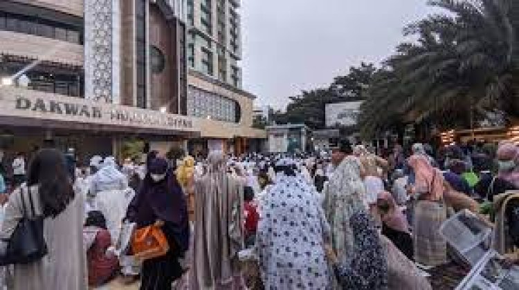 Jemaah Penuhi Ruas Jalan di Sepanjang Kantor PP Muhammadiyah Jakpus