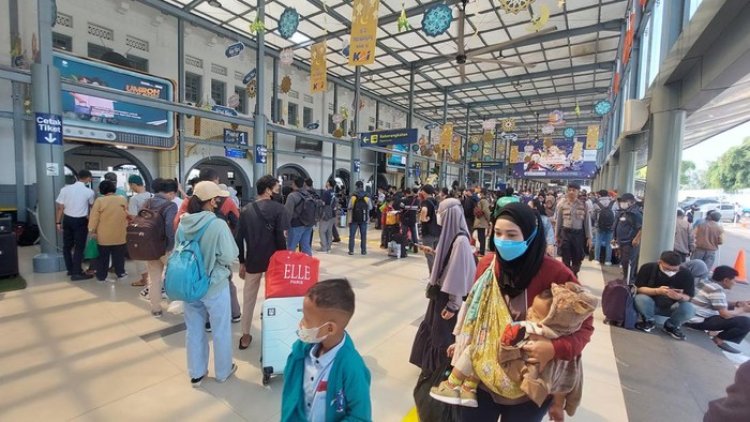 Suasana Stasiun Pasar Senen hingga H-1 Lebaran: Masih Dipadati Pemudik