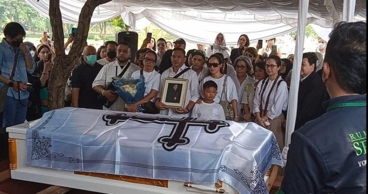 Tangis Keluarga Pecah Saat Pemakaman Carlo Saba
