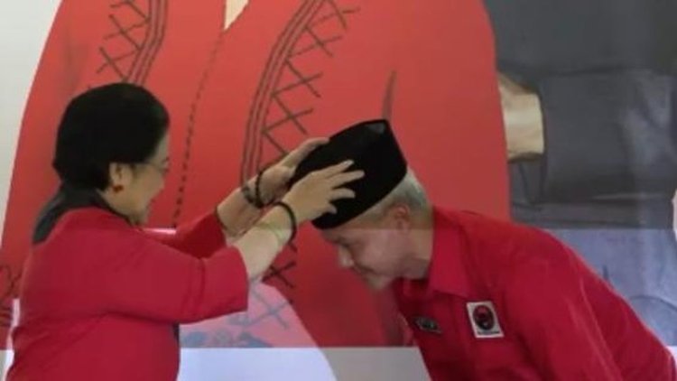 Resmi Jadi Capres PDIP, Ganjar Pranowo Dipakaikan Peci Bung Karno Oleh Megawati