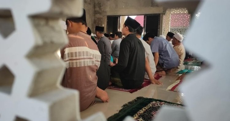 Suasana Salat Idul Fitri Para Penyintas Gempa Cianjur