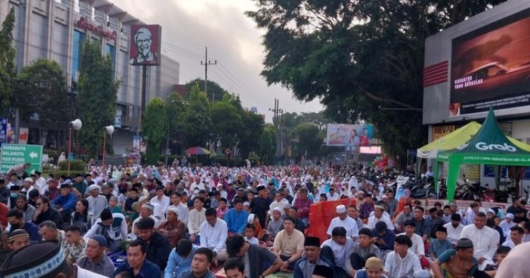 Suasana Salat Idul Fitri di Masjid Agung Jami Malang, Ribuan Jamaah Meluber hingga Pelataran Gereja