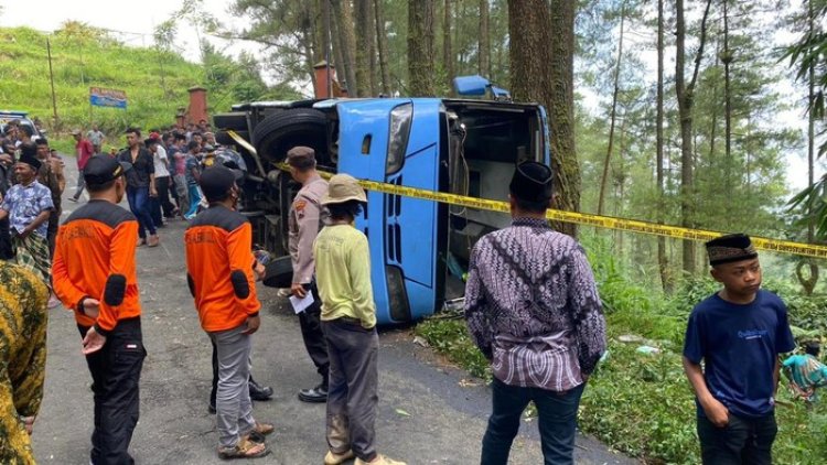Tragis! Bus Pembawa Rombongan Besan Terguling di Pakis Magelang, 1 Penumpang Dikabarkan Tewas