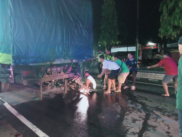 Pemotor Tewas, Tabrak Bokong Tronton Parkir di Jalan Sukowati Magetan