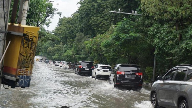 Sejumlah Kawasan Surabaya Dilanda Banjir, Wali Kota Surabaya Minta Maaf