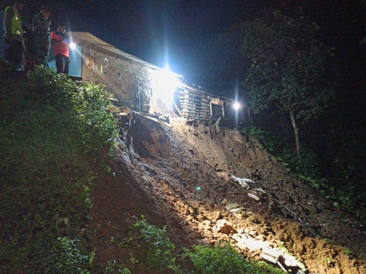 Diguyur Hujan Lebat Tebing Setinggi 15 Meter Longsor di Gonggang Magetan