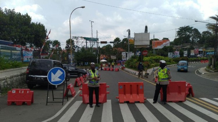 Lalin Puncak Bogor Padat Polisi Terapkan One Way