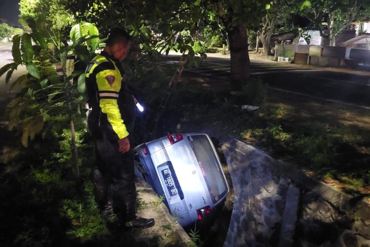 Diduga Pengemudi Mengantuk, Mobil APV Masuk Parit Di Twin Road Sukomoro ...