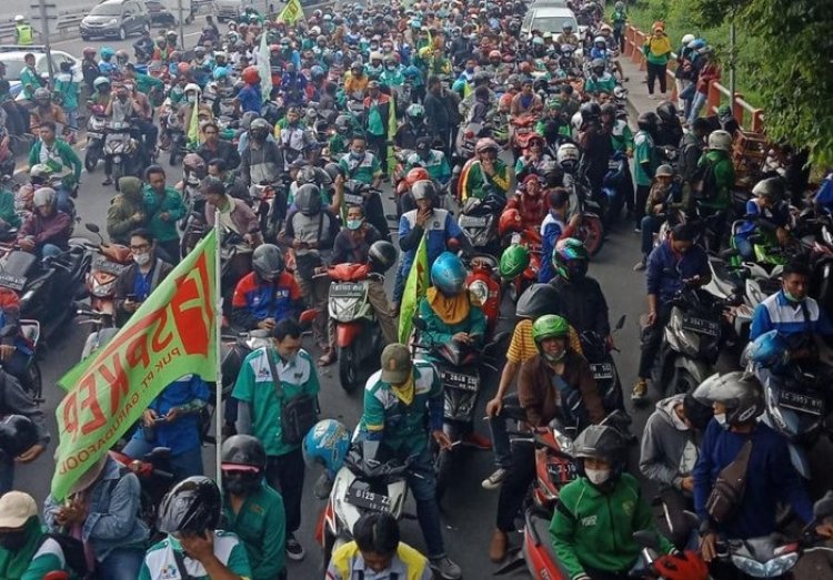 Buruh Gelar Aksi Demo di Dekat Istana di Jakarta, Jatim di Depan Kantor Gubernur