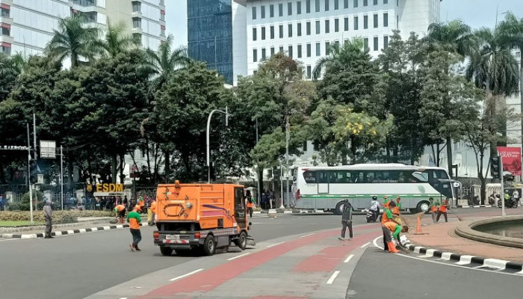 Bundaran Air Mancur Tamrin Langsung Dibersihkan Pasukan Oranye Setelah Massa Pindah ke Senayan