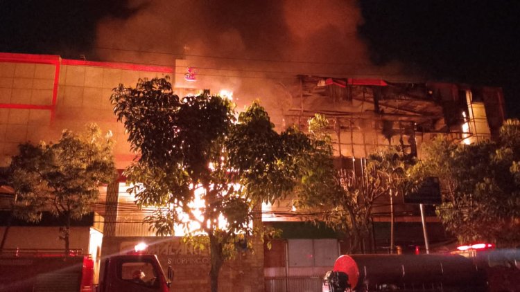 Duh! Malang Plaza Terbakar Hebat, Belasan Mobil Pemadam Kebakaran Dikerahkan