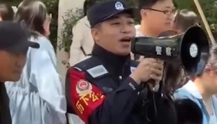 Polisi Shandong Cegah Turis Beri Makan Ikan Koi