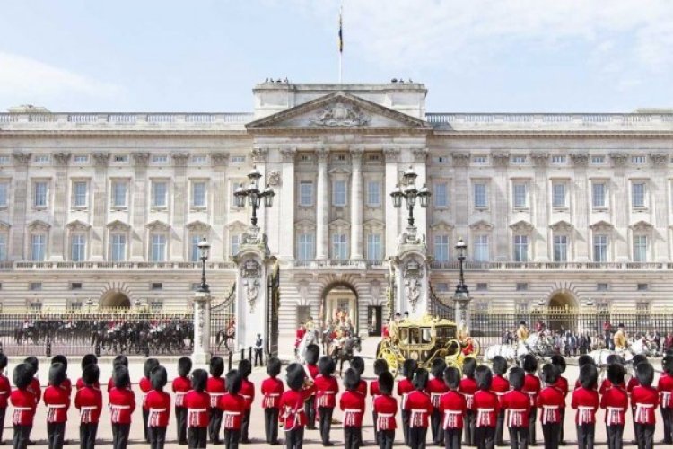 Polisi Tangkap Pria Lempar Bahan Peledak di Istana Buckingham!