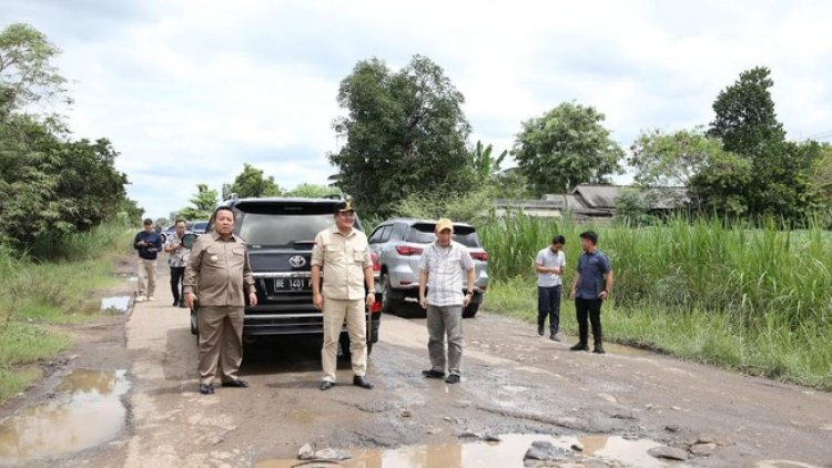 Gubernur Lampung Berjanji Akan Perbaiki Jalan Rusak Jelang Kedatangan Jokowi