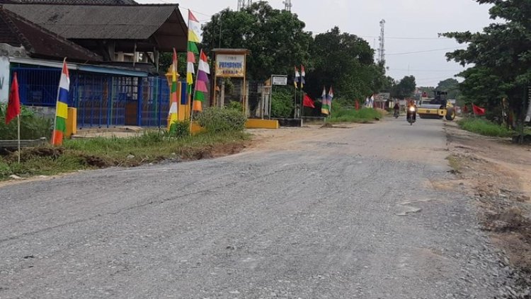 Jelang Kedatangan Jokowi, Jalan Rusak di Lampung Ditambal dengan Batu Koral