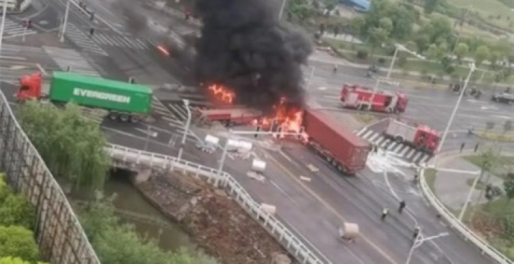 Waduh! Banyak Truk Besar Bertabrakan dan Terbakar di Taizhou Jiangsu