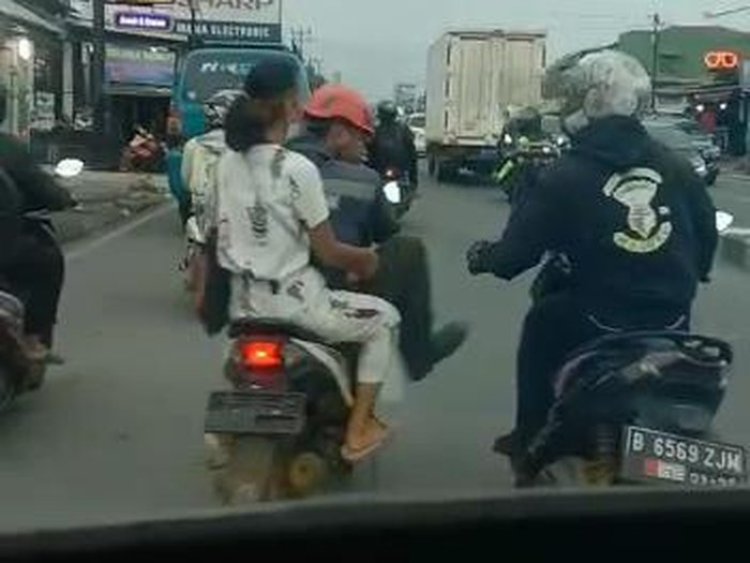 Viral! Pengendara Motor Tendang Pengawal Ambulans di Jalan Raya Parung-Bogor