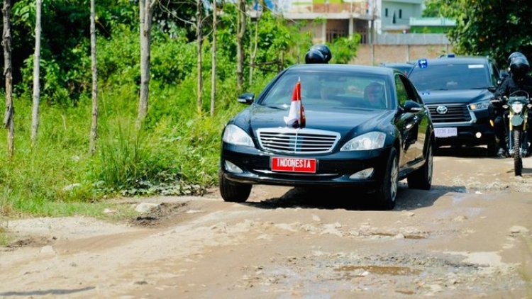 Mobil Jokowi Zig zag Saat Lintasi Jalan Rusak Lampung: Lampu Indikator Sampai Nyala