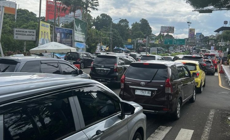 Polisi Terapkan One Way Untuk Kurangi Kemacetan di Puncak Bogor