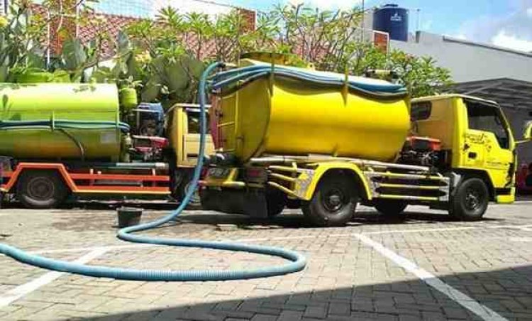 Viral! Terjadi Perdebatan Antara Warga dan Pengemudi Truk Sedot WC Gegara Buang Limbah di Saluran Air Grogol