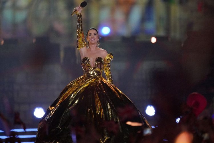 Katy Perry Ungkap Bawa Sang Ibu ke Konser Penobatan Raja Charles III