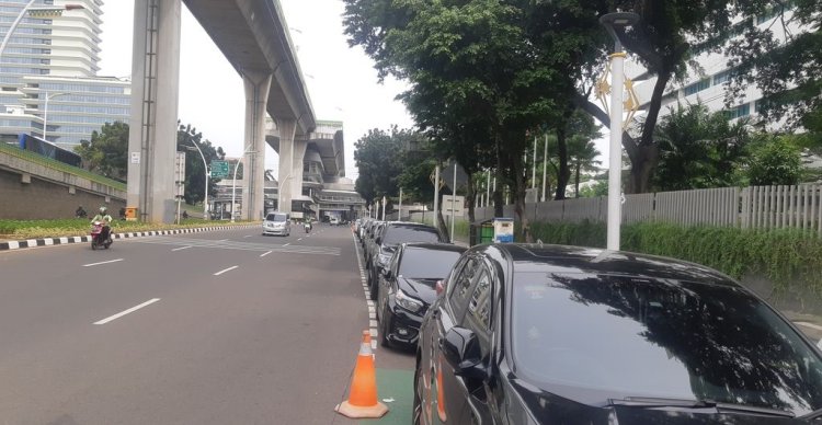 Waduh! Jalur Sepedah di Jalan Strategis Jakarta Jadi Parkiran Mobil