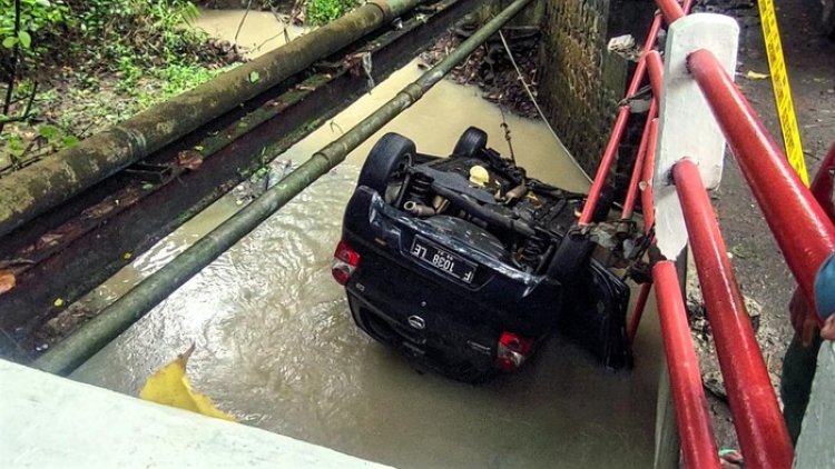Duh! Mobil di Kabupaten Sukabumi Nyemplung ke Sungai Usai Tabrak Jembatan