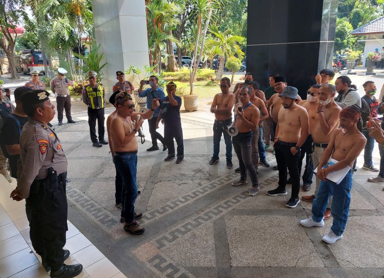 Telanjang Dada, Aktivis NGO Tolak Pengesahan Raperda RTRW Kabupaten Pasuruan yang Dicurigai 'Titipan Pemodal'